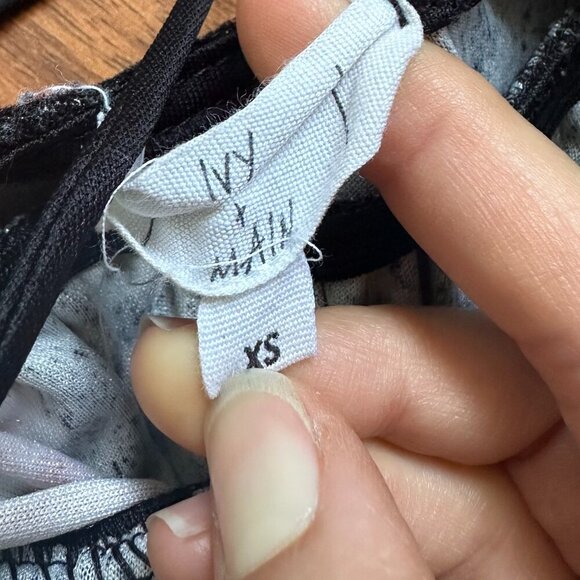 Ivy & Main Velvet Romper Black & Floral XS - Picture 5 of 6